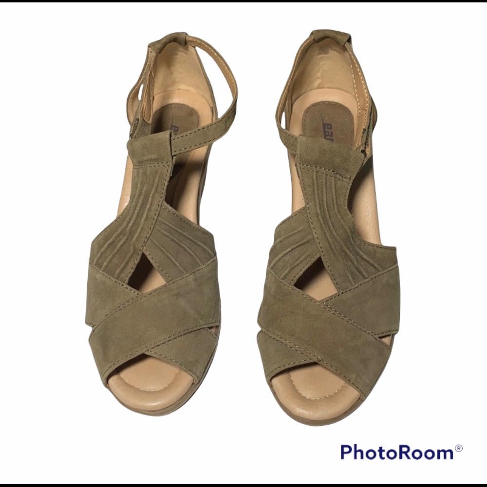 Earth Curvet Wedges in Dark Khaki Suede Size 8.5